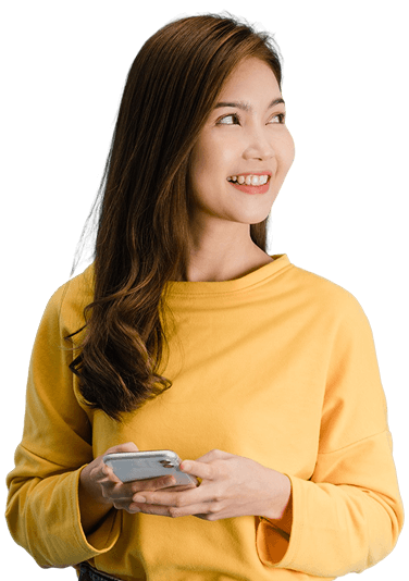 Mulher sorrindo segurando celular - Suporte ao cliente